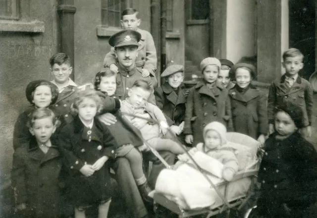 Erwin Landau und sein Bruder Ernst bei der Ankunft in Shanghai