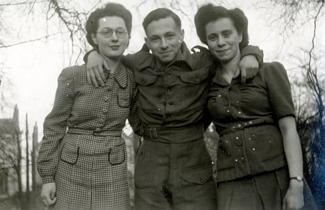 Kitty Suschny, ihr Bruder Harry Pistol und eine Freundin in England
