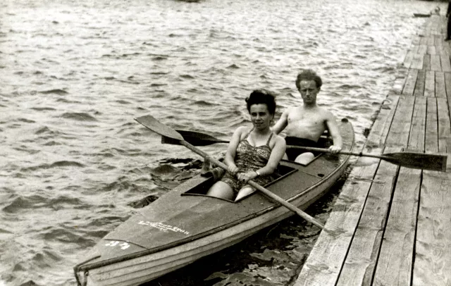 Kitty Suschny und ihr Mann Otto Suschny 1950 in Wien während eines Paddelausflugs