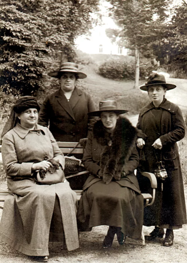 Kati Andai's maternal grandmother Berta Brichta and aunt Bella in Marienbad