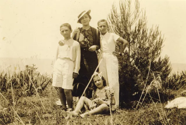 Mario Modiano with his mother and cousins