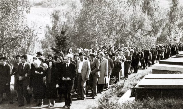 Hana Gasic in her father Menahem Montiljo's funeral procession in Sarajevo