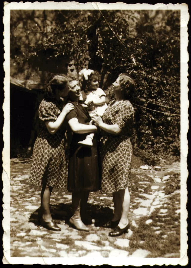 Bozsi Spiegel with relatives