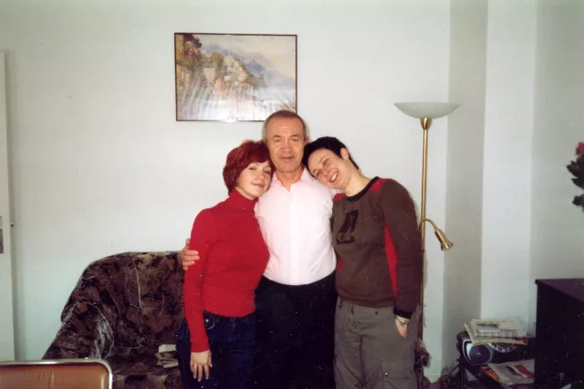 Simon Tregeras with his daughters Taube and Liana
