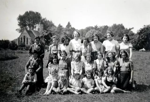 Lilli Tauber mit anderen Emigrantenkindern in Cockley Cley