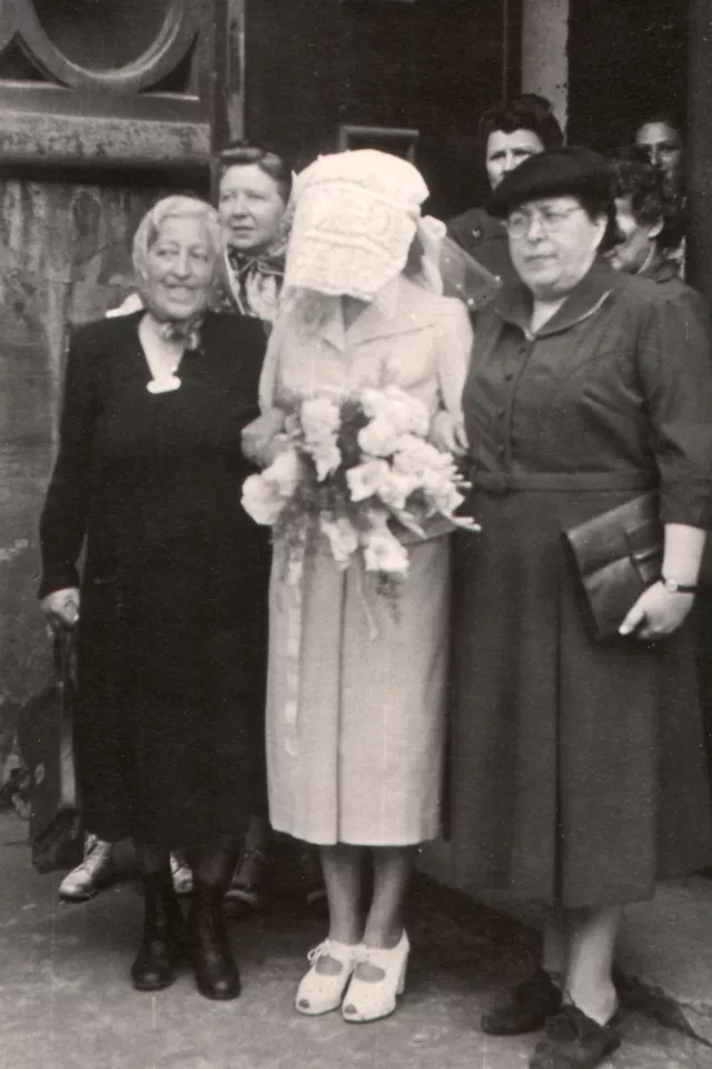Alica Gazikova going under the chuppah