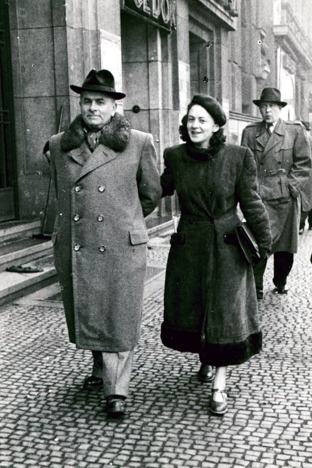 Marta Jakobovicová édesapjával az utcán