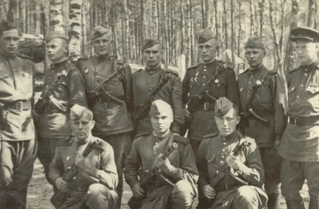 Arnold Fabrikant with his fellow comrades