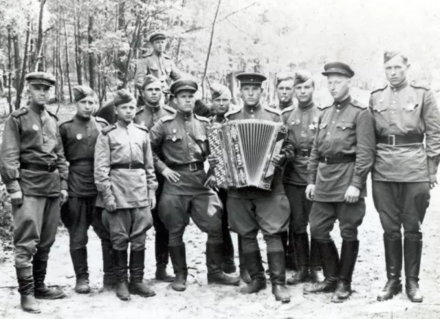 Arnold Fabrikant among the soloists of his regiment ensemble