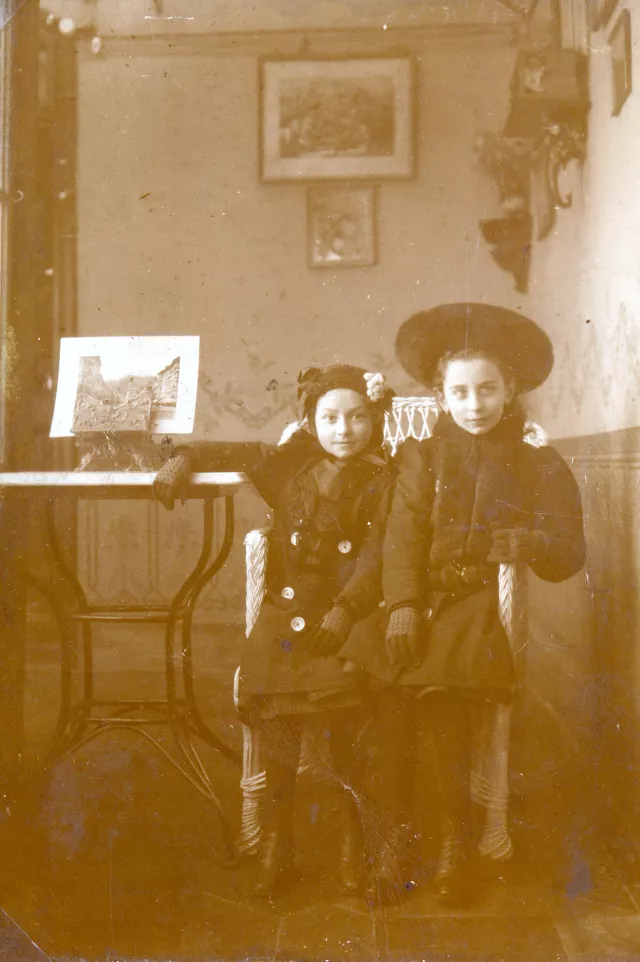 Olga Munkova with her sister Elsa Edererova