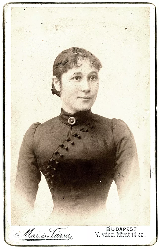 Glück Júlia