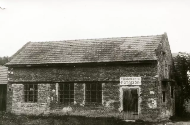 Printers place in yard of Moric Weinberger's house