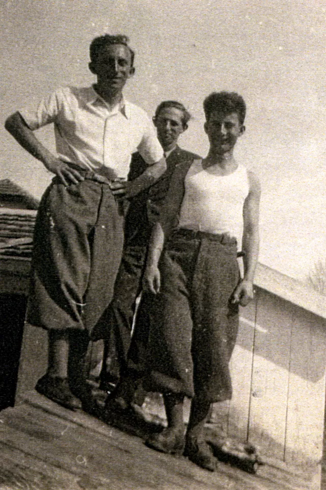 Alexander Bachnar and his friends in Hashomer Hatzair