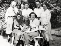 Samuel Singer , Grete Singer und Anni Dean bei der Familie ihres Onkels Samuel Singer in der Slowakei