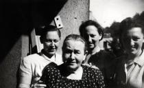 Philippine Fischer mit ihren Schwestern Grete Singer und Anni Dean und der Mutter Regine Bendiner