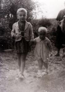 Franziska Smolka mit ihrer Schwester Susanne Schwarz [geb. Fischer] während der Evakuation in Ufa am Ural
