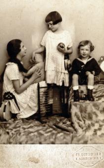 Gertrude Mechner mit ihren Geschwistern Anna und Michael in Wien