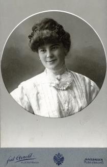 Leontine Samek als junge Frau
