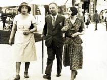Camilla Freuder mit ihrer Tochter Klara Földvary und ihrem Ehemann Norbert Freuder in der Emigration in den USA