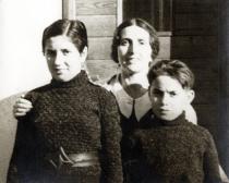 Hanny Hieger mit ihrer Mutter Josefine Spiegl und ihrem Bruder Fritz Spiegl
