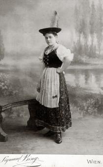 Rosa Pick als junge Frau im Dirndl