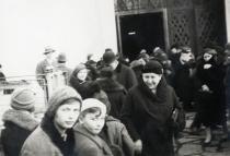 Hochzeitstag von Etel und Karl Drill vor der Synagoge