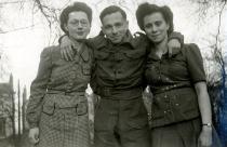 Kitty Suschny, ihr Bruder Harry Pistol und eine Freundin in England