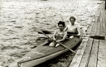 Kitty Suschny und ihr Mann Otto Suschny 1950 in Wien während eines Paddelausflugs