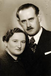 Tante Irma, geb. Bing, die Schwester von Paul Ronas Mutter, mit ihrem Mann
