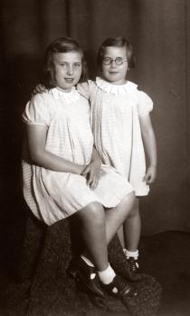 Bessy Aharoni and Lilly Drill