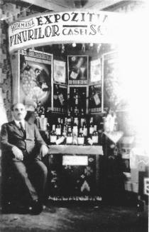 Abraham Schieber vor einer Weinausstellung im Hotel-Restaurant 'Palace'