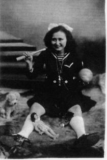 Bella Merdler auf einem Purim Ball der WIZO