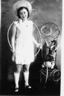 Bella Merdler auf einem Purim Ball der WIZO