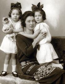 Susanne Zahradnik mit ihrer Mutter Katharina Adler und ihrer Schwester Martha