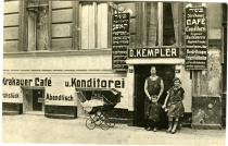 Liebe Kempler mit ihren Kindern Gusti, Miriam und Hillel [im Kinderwagen]