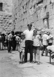 Leo Luster mit seinen Kindern Nava Kedar und Moshe Luster