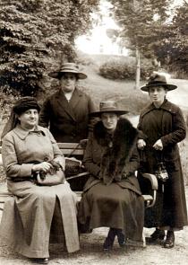 Kati Andai's maternal grandmother Berta Brichta and aunt Bella in Marienbad