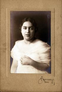 Kati Andai's mother Margit Erdos as a young wife