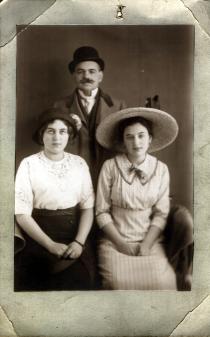 Kati Andai's mother Margit Brichta, her sister Bella Levai and their father