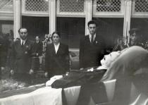 Eshua Almaleh in front of the death bed of Georgi Dimitrov