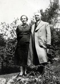 Yomtov and Rebecca Geron