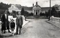 Yomtov Geron and his family