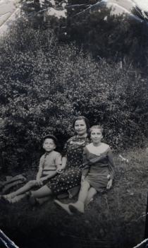 Ester, Sofi and  Shimon Danon in Chepino