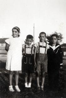Sophie Pinkas with her brother, their cousin and a friend