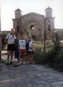 Sophie Pinkas with relatives