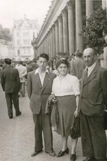 Julius Weisz with his niece Ilus Weisz and her son Erik Weisz