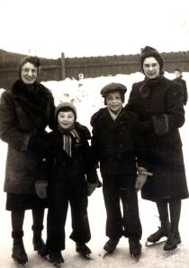 Hedviga Glückauf with her sister Marie Pick and their children