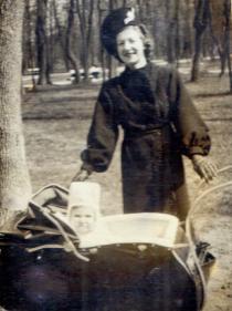 Cilja Laud with her mother Chana Perelman