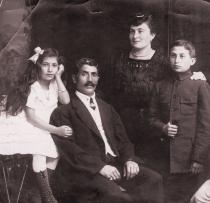 Marcel Mendelev with her parents and brother Philip Korobov
