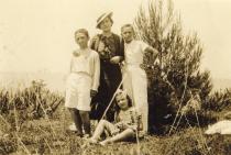 Mario Modiano with his mother and cousins